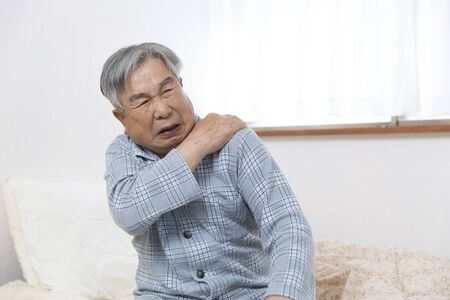 Shoulder pain, old manの写真素材