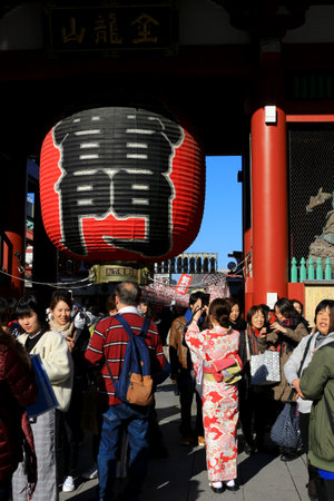Asakusa in Tokyo, Japan 12 / 17 / 2018 Lively busy temple gate with the worship of tourists Japanese tourist attractions The g ate called "Aminarimon" of Asakusa Sensoji Templeのeditorial素材