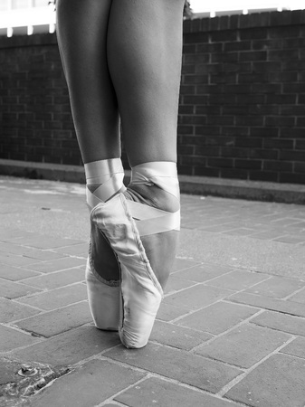 Black and white version of En pointe- A ballet dancer in her ballet pointe shoesの写真素材