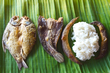 Freshwater fish fried, salty taste, the food of the villagers.