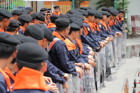 BANGKOK THAILANDAUG 4:Thailand police control the crowd lined up as the barriers in the political turmoil. On August 4   2013 in Bangkok Thailand.のeditorial素材