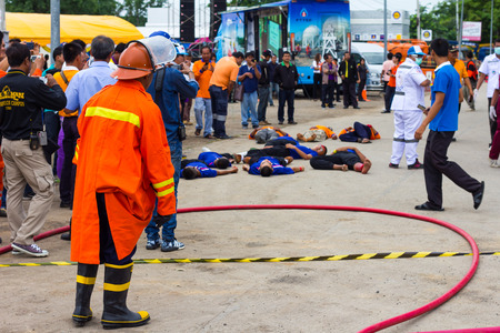 PHIcHIT THAILAND-AUGUST 7:
Crowds are training sessions planned road accidents are the firefighters, rescue and photographers.On August 7, 2015 in 
Phichit, Thailand.のeditorial素材