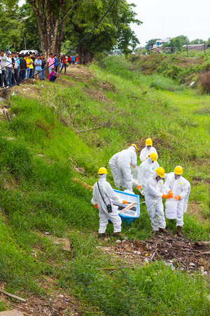 PHICHIT THAILAND-AUGUST 7:
Scientific staff wear uniforms to prevent toxic chemical waste are stored in a canal countryside.On August 7, 2015 in 
Phichit, Thailand.のeditorial素材