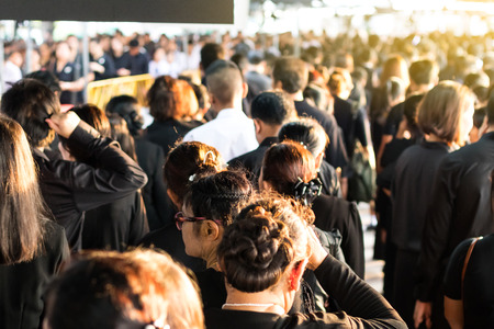 Behind the scenes, many crowds stood together to mourn for the Lord in the early morning.