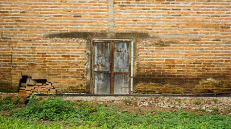 Cracked concrete brick wall backgroundの写真素材