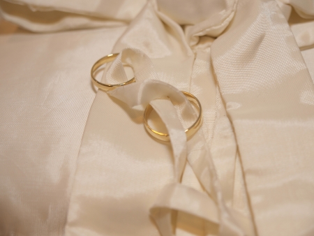 wedding rings on silkの写真素材