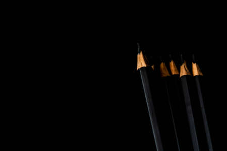 This bundle of pencil has one broben.