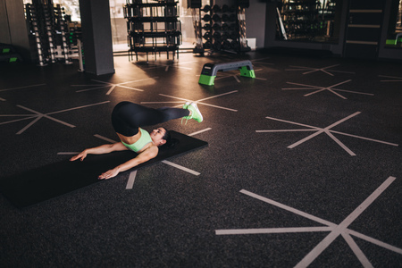 Sporty woman training in gymの写真素材