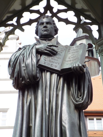 Monument Luther on the Market Place in front of the townhall, Wittenberg, Germany 04.12.2016 - At the door of the Castle Church in Wittenberg reformer Martin Luther nailed his 95 theses. By Luther and Melanchthon, the Wittenberg wurde the center of the Reのeditorial素材