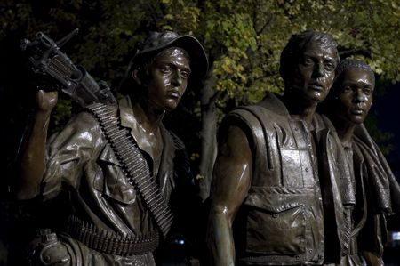 Viet Nam War Memorial statue at nightのeditorial素材
