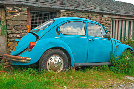 Abandoned Rusting Volkswagon Beetle by Farm Buildingのeditorial素材
