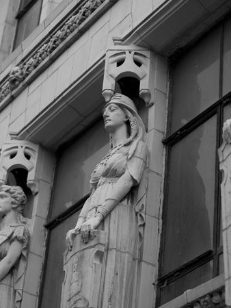 Carved Statues on Façade of Building in Montrealの写真素材