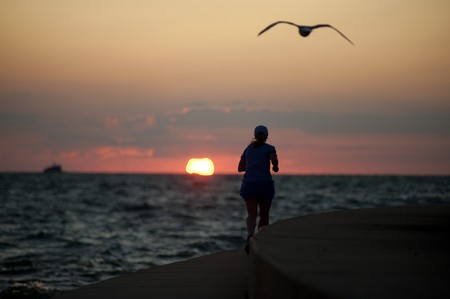 Woman jogging in Chicago, along Lake Michiganの写真素材