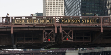 People walking on Madison Street Bridge, Chicago, Cook County, Illinois, USAのeditorial素材