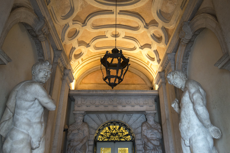 Statues at Doge's Palace, Venice, Veneto, Italyのeditorial素材