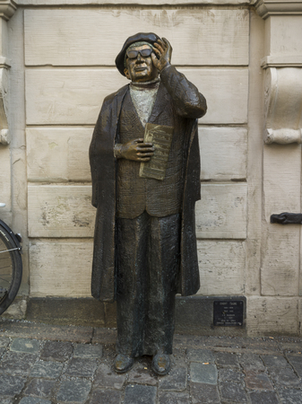 Statue of Evert Taube, a Swedish author, artist, composer and singer, Jarntorget, Gamla Stan, Stockholm, Swedenのeditorial素材