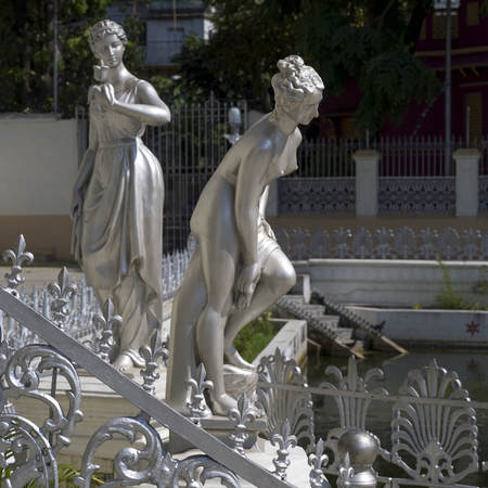 Statues of women in the garden of Calcutta Jain Temple, Kolkata, West Bengal, Indiaのeditorial素材