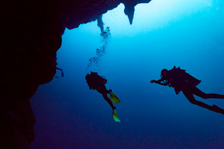 Scuba divers underwater, The Great Blue Hole, Belize Barrier Reef, Lighthouse Reef, Belizeのeditorial素材