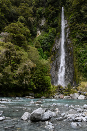 View of waterfall, Thunder Creek Falls, Haast, Wanaka, West Coast Region, South Island, New Zealandのeditorial素材