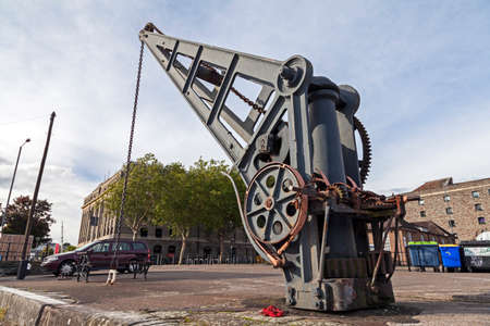 Bristol, UK - October 4, 2012: A hand-cranked iron jib crane at the Mud Dockのeditorial素材
