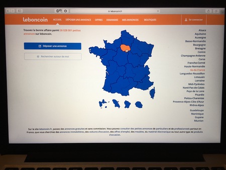 WUHAN, CHINA, AUGUST 20 2017: Leboncoin French classified advertising website homepage on laptop screen. Leboncoin.fr logoのeditorial素材