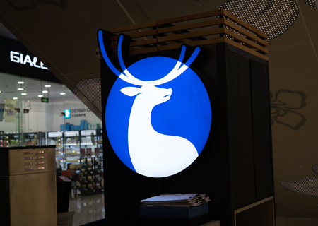 26 August 2018, Wuhan China : The logo of Luckin Coffee the new Chinese coffee chain in Chinaのeditorial素材