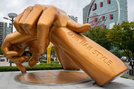 Gangnam-gu Korea , 20 September 2019 : Gangnam style statue a bronze sculpture by artist Hwang Man-seok in the street of Seoul South Koreaのeditorial素材