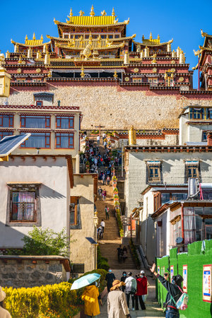 Shangrila China, 8 October 2020: Vertical view of the entrance of Songzanlin monastery with people and sunny blue sky in Shangri-La Yunnan Chinaのeditorial素材