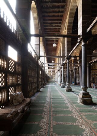 Corridor at public historic mosque of Amir Al-Maridani with wooden arabisk wall - Mashrabiya, Cairo, Egyptの写真素材
