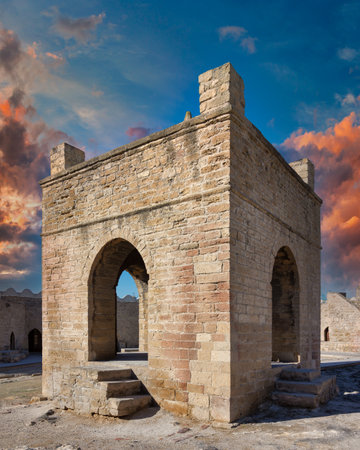 A view of the courtyard of the Ateshgah Fire Temple in Baku, Azerbaijan. The temple is lit by the setting sunのeditorial素材