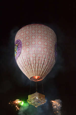 Taunngyi, Myanmar, November 23 2018 - The Hot Air Balloon festival in Taunggyi is a four day festival celebrated yearly in november. Tens of thousands gather every year.のeditorial素材