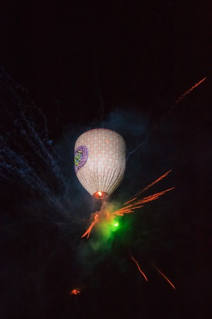 Taunngyi, Myanmar, November 23 2018 - The Hot Air Balloon festival in Taunggyi is a four day festival celebrated yearly in november. Tens of thousands gather every year.のeditorial素材