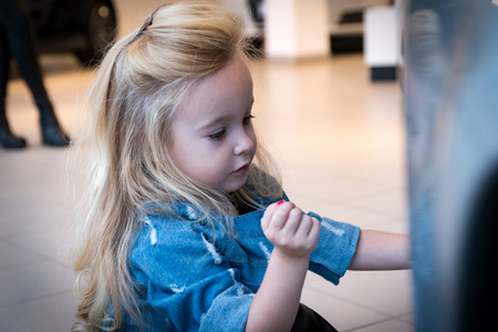 Small girl in exhibition room for carの写真素材