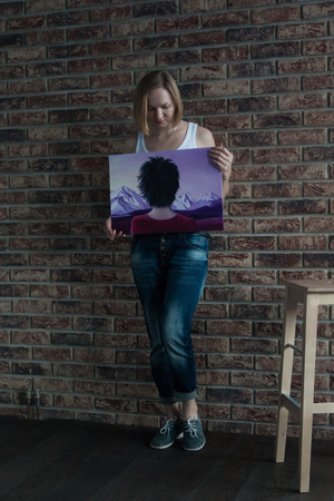 Female artist with short blonde hair in the roomの写真素材