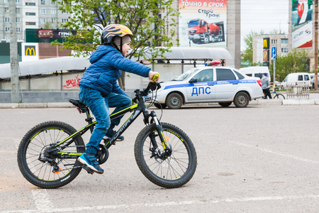 Russia, Kirov - May, 27, 2017: People before open bike race in the street of Kirov city in 2017のeditorial素材