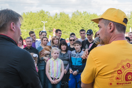 Russia, Kirov - June, 12, 2017: People in the open festival called Delicious Vyatka - Vkusnaya Vyatka during barbecue in the birthday of Kirov city in 2017のeditorial素材