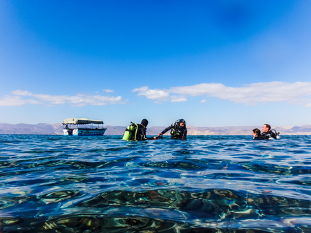 Jordan, Akaba - December, 25, 2017: Divers are preparing to dive in a blue water in seaのeditorial素材