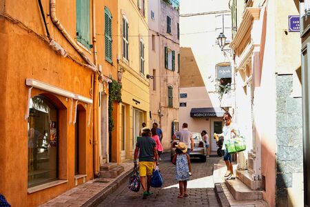 Saint-Tropez, France - September 22, 2018: Narrow street in the old part of the city Saint-Tropez in a good dayのeditorial素材