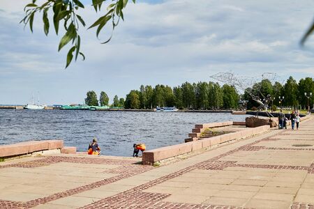 PETROZAVODSK, RUSSIA - JUNE 19, 2019: Sculpture on the embankment of the city of Petrozavodsk in Karelia in Russia on a Sunny summer day. Iron fishermen with a fishing netのeditorial素材