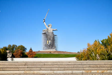 Volgograd, Russia - October 18, 2019: Reconstruction monument "Motherland" on Mamaev Kurgan. The statue is shrouded in unique scaffolding in full growthのeditorial素材