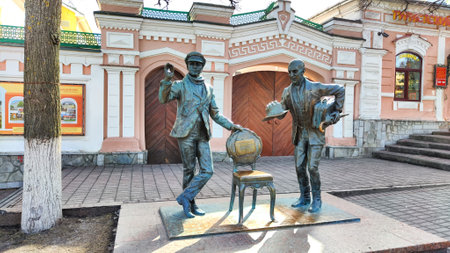 Cheboksary, Russia - April 05, 2023: Sculpture of Ostap Bender and Kisa Vorobyaninov on street. Attraction of the cityのeditorial素材