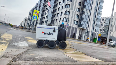 INNOPOLIS, RUSSIA - April 04, 2023: Small square automatic pizza and fast food delivery robot on the street of city of technology and IT specialistsのeditorial素材