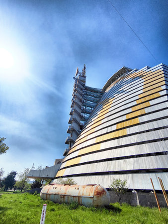 Tashkent, Uzbekistan - April 10, 2025: Large solar mirrors, lenses, and reflectors are prominently displayed at Uzbekistan's historic Institute of Solar Energy under bright sunlight.のeditorial素材