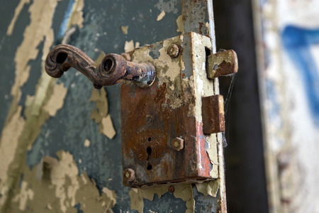 Old rusty metal door handleの写真素材