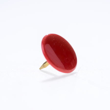 Closeup of red thumbtack isolated on white backgroundの写真素材