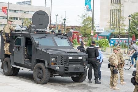 PHILADELPHIA, PA - SEPTEMBER 26: Crowds of people arrive on the Benjamin Franklin Parkway in Center City Philadelphia to see Pope Francis at the World Meeting of Families on September 26, 2015のeditorial素材
