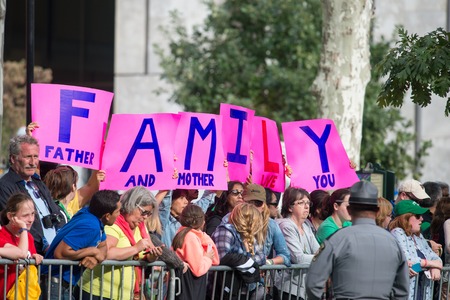PHILADELPHIA, PA - SEPTEMBER 26: Crowds of people arrive on the Benjamin Franklin Parkway in Center City Philadelphia to see Pope Francis at the World Meeting of Families on September 26, 2015のeditorial素材