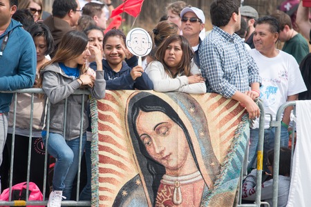 PHILADELPHIA, PA - SEPTEMBER 26: Crowds of people arrive on the Benjamin Franklin Parkway in Center City Philadelphia to see Pope Francis at the World Meeting of Families on September 26, 2015のeditorial素材