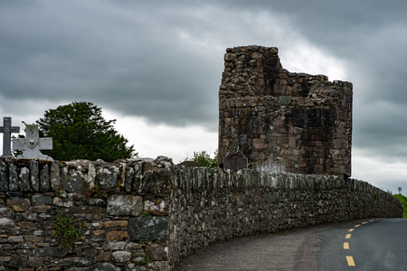 KILLARNEY, IRELAND - AUGUST 20, 2017: Aghadoe Church and Round Tower in Killarney Irelandのeditorial素材