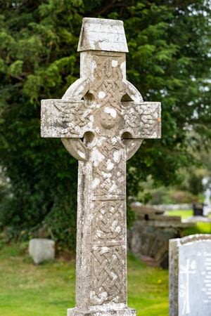 KILLARNEY, IRELAND - AUGUST 20, 2017: Aghadoe Church and Round Tower in Killarney Irelandのeditorial素材